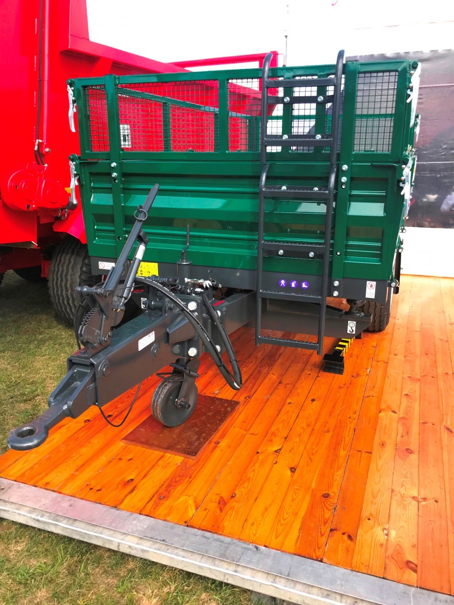 Jednoosiowa przyczepa rolnicza Otiumfarm Grupa Glinkowski w Bednarach AGROSHOW