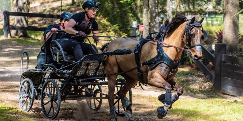 Jennifer Keeler en un carro de maratón Falcon, fabricado por la empresa polaca Glinkowski, gana la competencia en Live Oak International USA