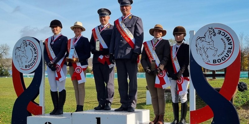 El equipo GLINKOWSKI Driving Team con el 15o titulo del Campeón de Polonia individual en conducción de enganche en limonera.